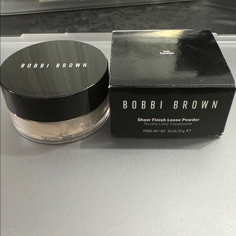 Bobbi Brown Sheer Finish Loose Powder  in Soft Porcelain - Picture 2 of 4